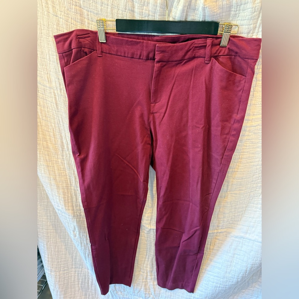 Old Navy Women's Cropped Pants in Burgundy